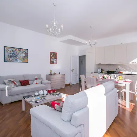 Sleeps 8 Pool Apartment *