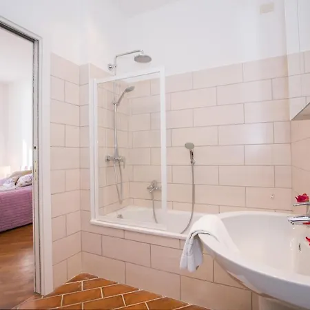 Sleeps 8 Pool Apartment *